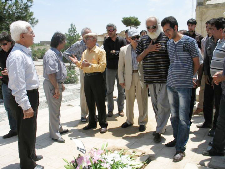 گفت گوی منتشر نشده ای از زنده یاد لطفی +عکس 5 زنده یاد محمدرضا لطفی بر مزار استاد کسایی