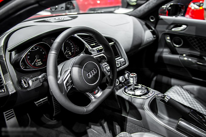 نگاهی به آئودیR8 V10 تیونینگ ۵۲۵ اسب بخاری +عکس و فیلم 8 2013-naias-audi-r8-facelift-live-photos-medium_19