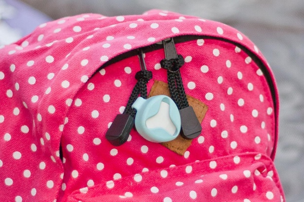 با مچبند دیجیتال کودکانتان را ردیابی کنید+ عکس 3 guardian-buckle--on-a-bag-625x625