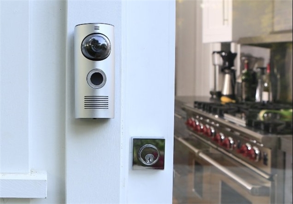 با گجت «DoorBot» هرکجای دنیا هستید محل کار و منزلتان را ببینید + عکس 5 DoorBot یک وسیله مخابره داخل ساختمان است که با گوشیهای هوشمند و تبلت میتوان رفت و آمدهای خانه را کنترل کرد.