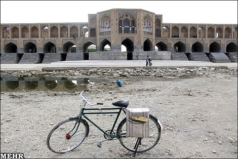 مرگ زاینده رود شادابی را از اصفهان گرفته است + عکس 4 مرگ زاینده رود شادابی را از اصفهان گرفته است