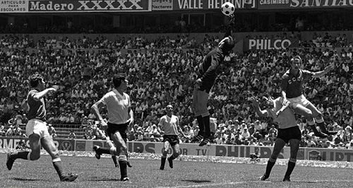 عکس مربوط به جام جهانی 1970 و بازی که اجرای اولین تعویض بازیکن فوتبال در آن انجام شد 