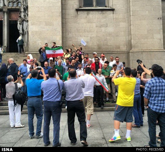 هنرمندان برای تشویق تیم ملی به برزیل رفتند یا پوشیدن شلوارک + عکس 13 حضور هنرمندان ، نمایندگان فرهنگی ایران در برزیل برای حمایت از تیم ملی