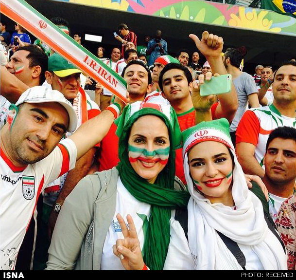هنرمندان برای تشویق تیم ملی به برزیل رفتند یا پوشیدن شلوارک + عکس 24 حضور هنرمندان ، نمایندگان فرهنگی ایران در برزیل برای حمایت از تیم ملی