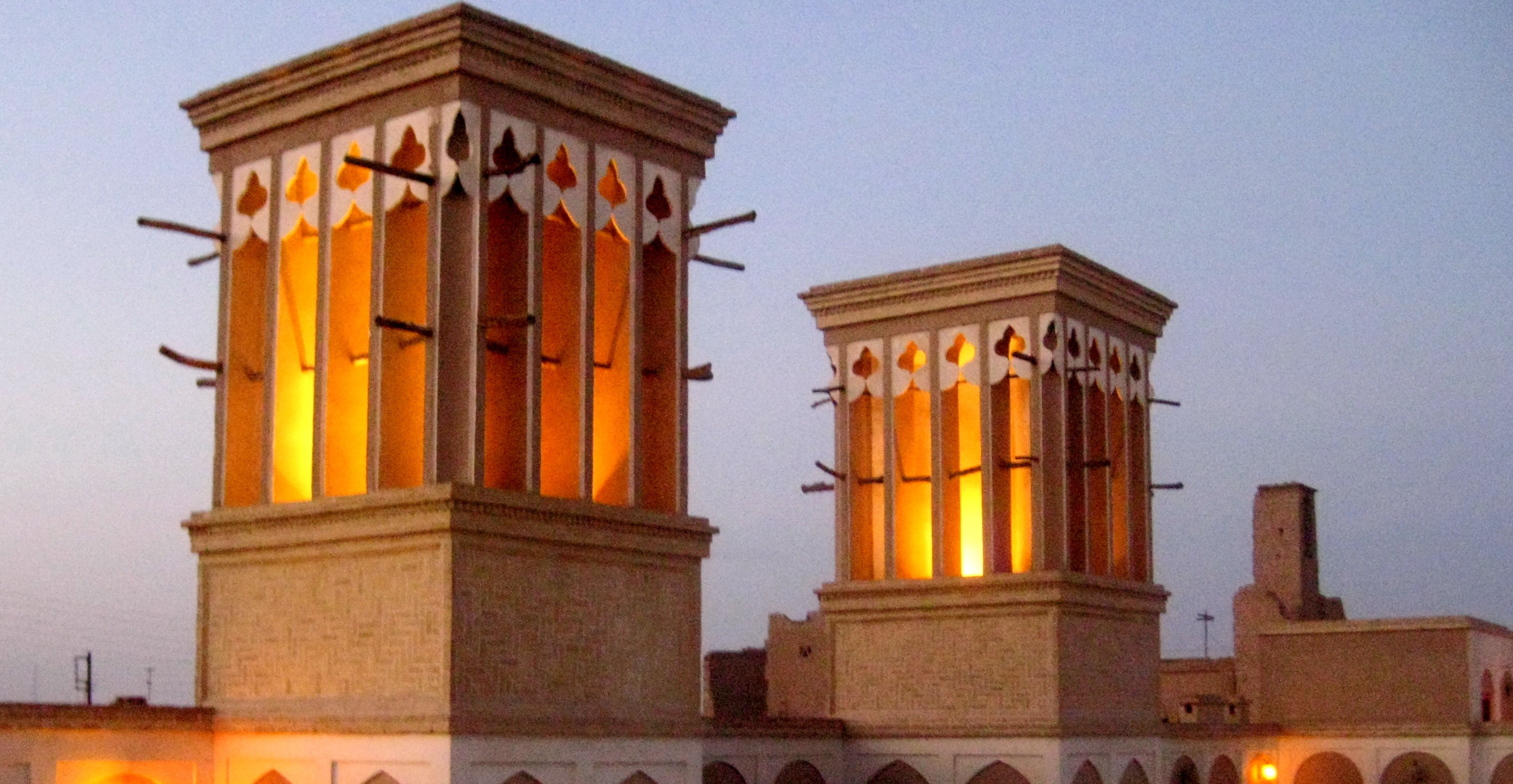 سفری به قلب کویر و آشنایی با بادگیرهای تاریخی + عکس 16 نمونه ای از بادگیری های شهر یزد