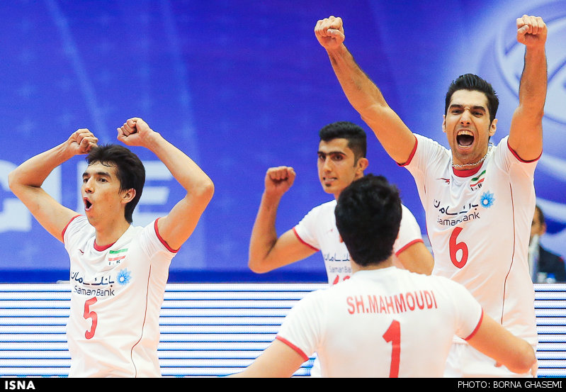 مردان «با غیرت و بی ادعا»در آستانه صعود به نیمه نهایی 2 سیل عظیمی از جمعیت یکصدا با فریاد های "ایران، ایران" حمایت خود را از ملی پوشان والیبال نشان می دادند