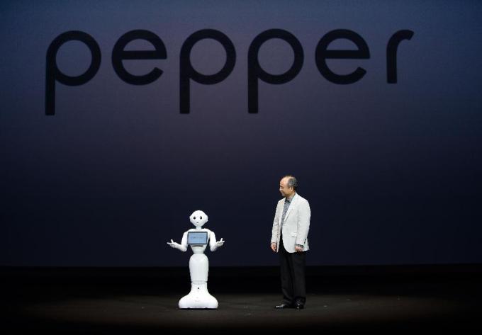 روبات فلفل"Pepper" که احساسات انسانی را درک می کند + عکس 2 روبات فلفل"Pepper" که احساسات انسانی را درک می کند
