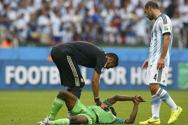  "مایکل باباتونده" بازیکن نیجریه در بازی با آرژانتین از ناحیه مچ دست دچار آسیب دیدگی شد