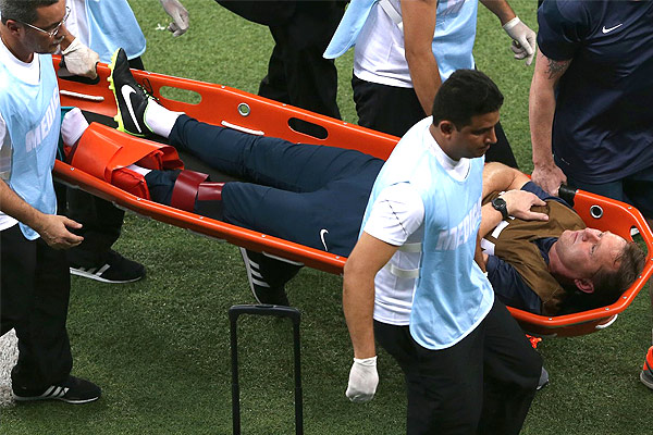  "گری لوین" مربی تیم انگلیس که پس از خوشحالی گل این تیم در بازی با ایتالیا دچار مصدومیت شد