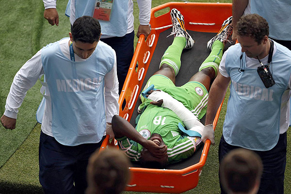  "باباتونده" به دلیل این مصدومیت زمین مسابقه را ترک کرد