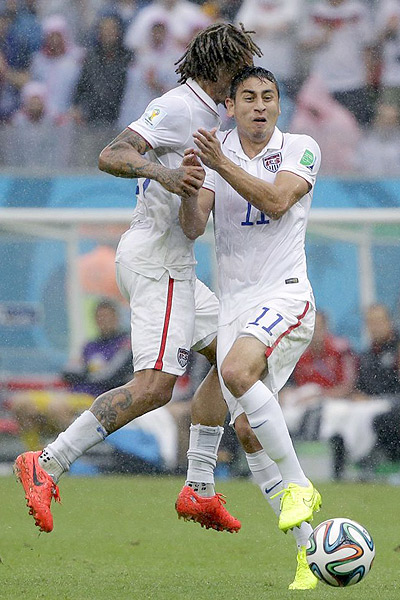  برخورد شدید سر "جرمن جونز" و "آلخاندرو بدویا" بازیکنان آمریکا در بازی با آلمان