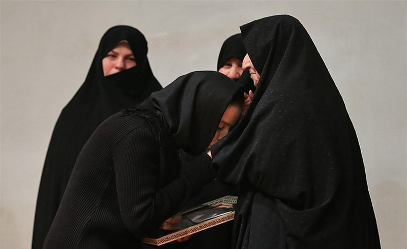 مريلا زارعي:سينماگران بايد براي فلسطين فيلم بسازند + عكس 5 بوسه مريلا زارعي بر دست مادر شهيد ايرج اميري