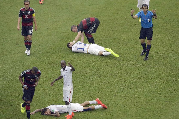  پس از این برخورد، "جونز" بازیکن آمریکا دچار شکستگی بینی و "بدویا" با سر درد شدید مواجه شد