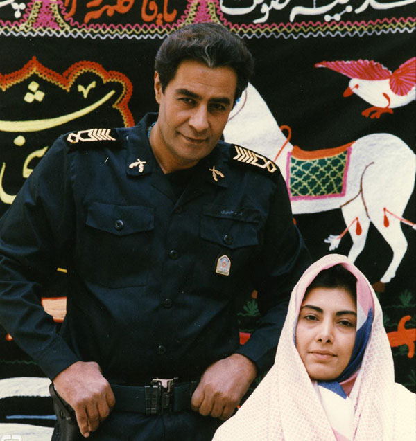 بازخوانی یک گفت و گوی جالب از زنده یاد خسرو شکیبایی + عکس 2 خسرو شکیبایی در ۷ فروردینماه سال ۱۳۲۳ در خیابان مولوی تهران به دنیا آمد. در شناسنامه نامش «خسرو» است ولی خانواده و نزدیکان او را «محمود» صدا میکردند. پدر خسرو سرگرد ارتش بود و وقتی او ۱۴ ساله بود بر اثر سرطان از دنیا رفت. او قبل از اینکه وارد عرصه تئاتر شود، در حرفههایی چون خیاطی و کانالسازی وآسانسورسازی کار میکرد. در ۱۹ سالگی برای اولین بار روی صحنه تئاتر رفت و بعد از مدتی به عباس جوانمرد، معرفی و به صورت کاملا حرفهای بازیگر تئاتر شد. وی فارغالتحصیل بازیگری دانشکده هنرهای زیبای دانشگاه تهران بود و فعالیت هنری خود را از سال ۱۳۴۲ با بازیگری تئاتر آغاز کرد، ۵ سال بعد یعنی در سال ۱۳۴۷ وارد حرفهٔ دوبلوری شد.
