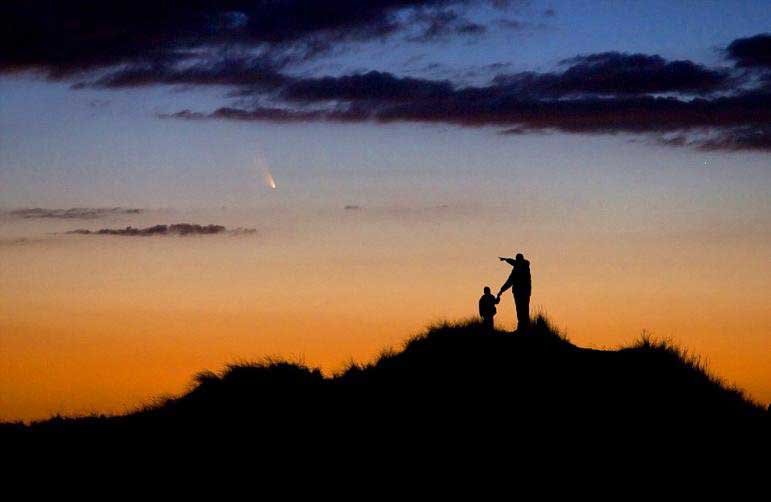 عکس «تماشای دنباله‌دار پن استارز توسط پدر و پسر» اثر کریس کوک از آمریکا