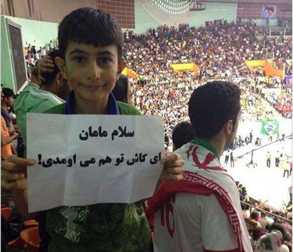 آیا حضور زنان و دخترانِ به ورزشگاه ها راه حل ندارد؟ + عکس 7 حضور زنان و دخترانِ به ورزشگاه ها