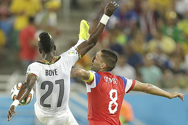  برخورد شدید پای "بویه" بازیکن غنا باعث شکستن بینی "دمپسی" شد