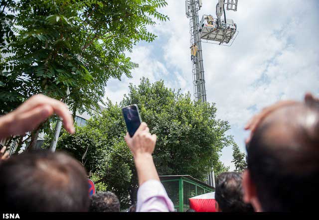 اقدام جوان ۳۶ ساله ای که به خودکشی منجر نشد+عکس 3 اقدام به خودکشی در بالای دکل مخابراتی میدان هفت تیر تهران