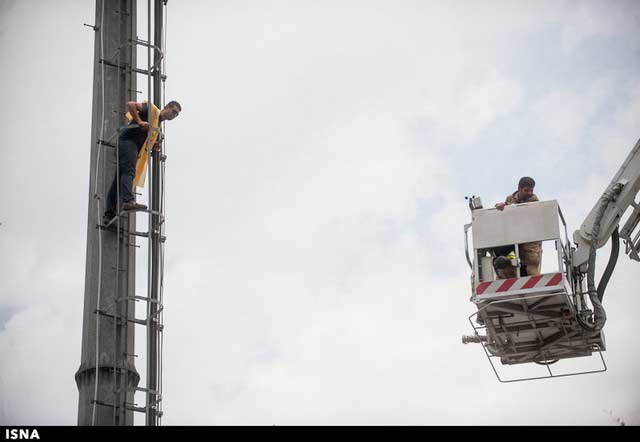 اقدام جوان ۳۶ ساله ای که به خودکشی منجر نشد+عکس 4 اقدام به خودکشی در بالای دکل مخابراتی میدان هفت تیر تهران