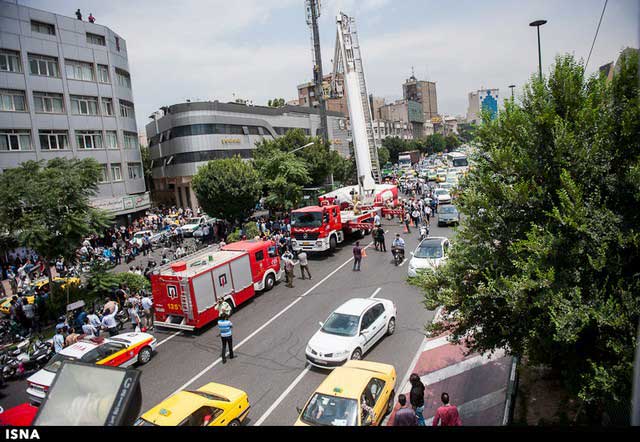 اقدام جوان ۳۶ ساله ای که به خودکشی منجر نشد+عکس 6 اقدام به خودکشی در بالای دکل مخابراتی میدان هفت تیر تهران