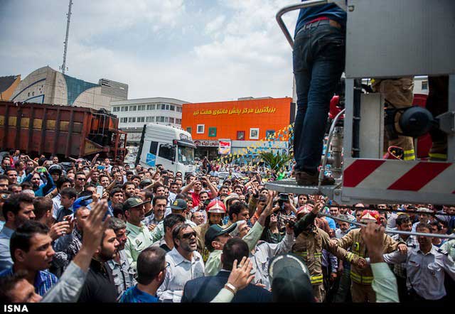 اقدام جوان ۳۶ ساله ای که به خودکشی منجر نشد+عکس 9 اقدام به خودکشی در بالای دکل مخابراتی میدان هفت تیر تهران