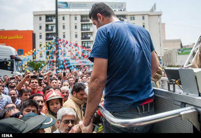 اقدام جوان ۳۶ ساله ای که به خودکشی منجر نشد+عکس 12 اقدام به خودکشی در بالای دکل مخابراتی میدان هفت تیر تهران