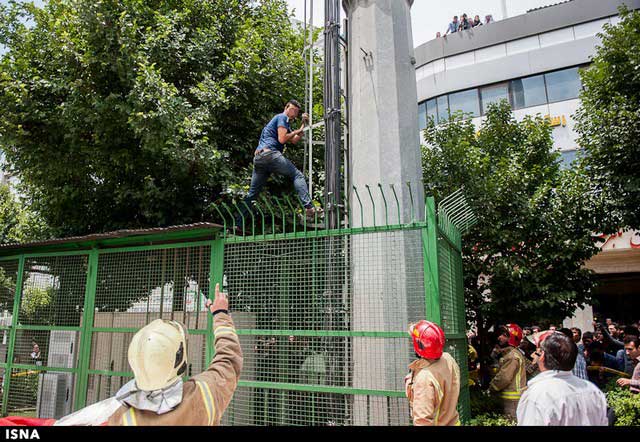 اقدام جوان ۳۶ ساله ای که به خودکشی منجر نشد+عکس 10 اقدام به خودکشی در بالای دکل مخابراتی میدان هفت تیر تهران