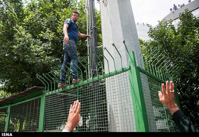 اقدام جوان ۳۶ ساله ای که به خودکشی منجر نشد+عکس 11 اقدام به خودکشی در بالای دکل مخابراتی میدان هفت تیر تهران
