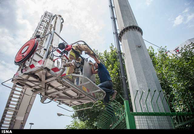 اقدام جوان ۳۶ ساله ای که به خودکشی منجر نشد+عکس 8 اقدام به خودکشی در بالای دکل مخابراتی میدان هفت تیر تهران
