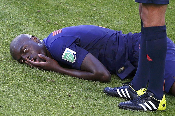  چهره وحشتناک "مارتینز" پس مصدومیت. او بلافاصله به بیمارستان منتقل و بازی بعدی هلند را از دست داد