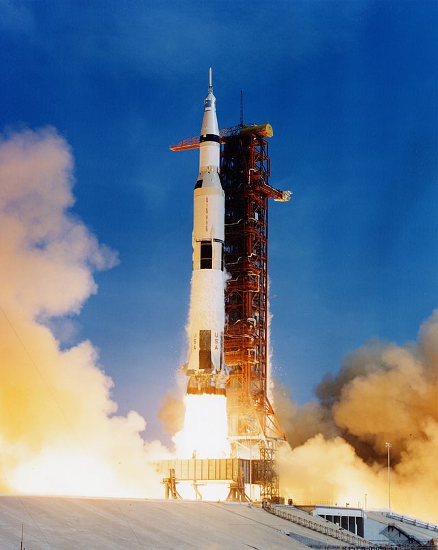 موشک ساترن ۵ حامل آپولو ۱۱ چند ثانیه‌ای برای عملیات جداسازی از برج، در ۲۵ تیر ۱۳۴۸ وقت گرفت