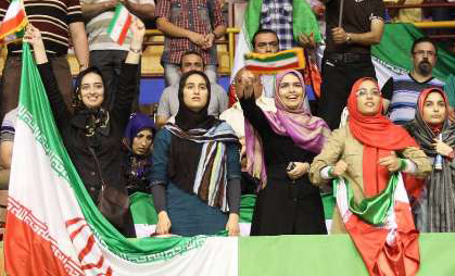 آیا حضور زنان و دخترانِ به ورزشگاه ها راه حل ندارد؟ + عکس 8 حضور زنان و دخترانِ به ورزشگاه ها