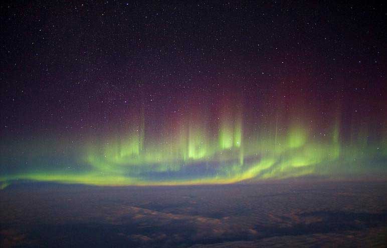 عکس شفقهای قطبی با عنوان «تفریح در زمان پرواز» اثر پل ویلیامز از انگلستان