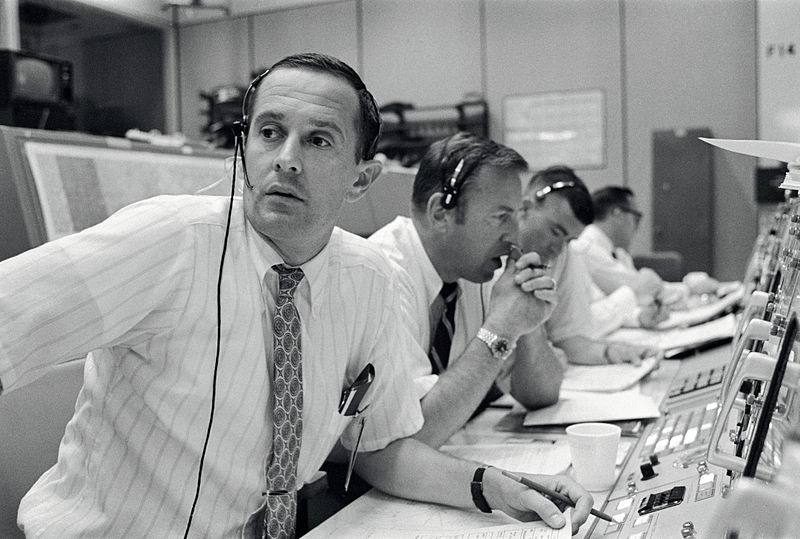 کارمندان ناسا در انتظار فرود موفقیت آمیز آپولو 11 بر روی ماه 