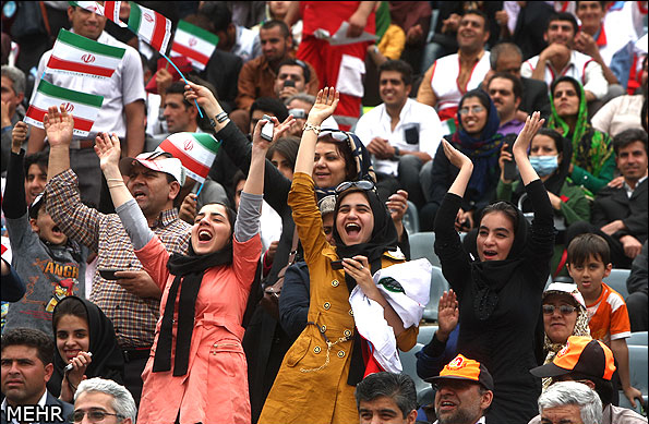 آیا حضور زنان و دخترانِ به ورزشگاه ها راه حل ندارد؟ + عکس 3 حضور زنان و دخترانِ به ورزشگاه ها
