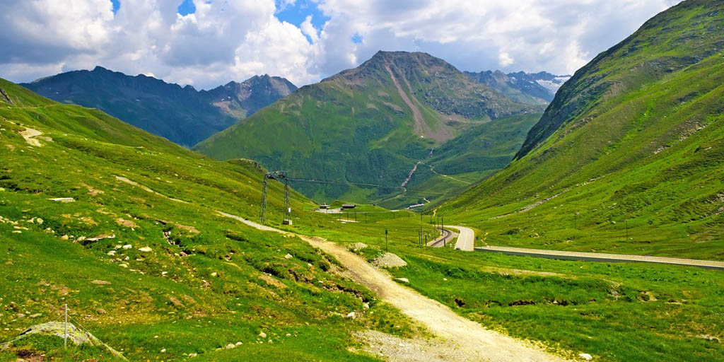 بیایید با هم به این ۲۰ جاده ی رویایی و زیبای دنیا بزنیم + عکس 21 گذرگاه اوبرالپ در سوئیس