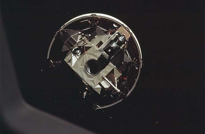  آپولو 11 به هنگام فرود بر روی کره ماه 