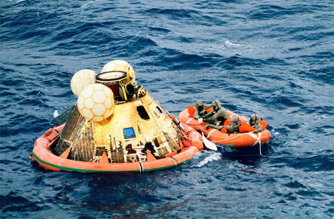 کپسول حامل فضانوردان به هنگام فرود در دریا