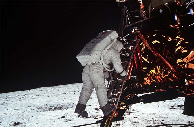 خروج از آپولو 11 قدم نهادن بر سطح ماه