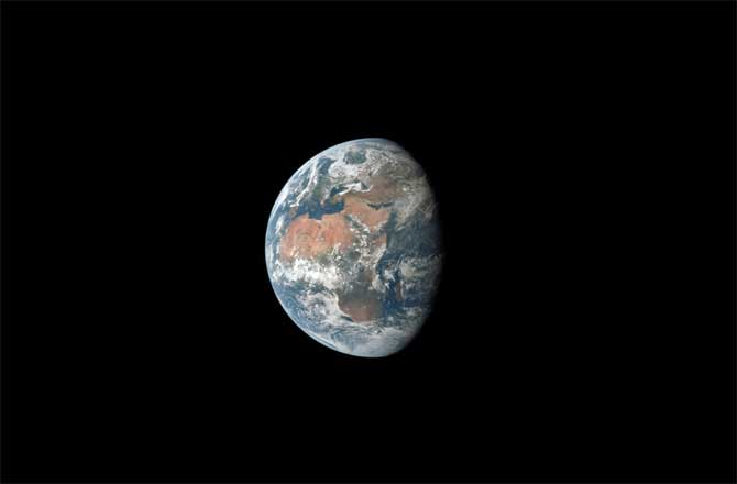 نمایی از کره زمین که از آپولو 11 گرفته شده است