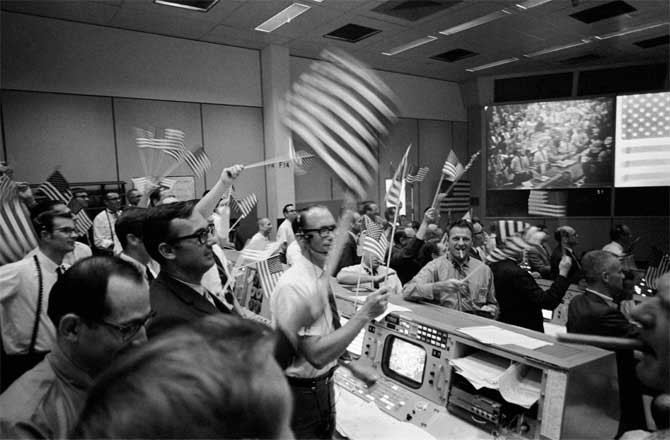 شادی مرکز کنترل آپولو 11 به هنگام فرود موفق فضا نوردان