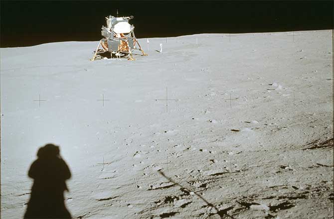 نمایی از ماژول فرود Eagle بر سطح ماه