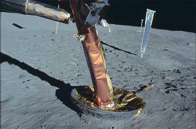 لحظه فرود آپولو ۱۱ بر روی کره ماه 
