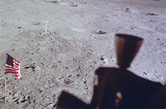 لحظه فرود آپولو ۱۱ بر روی کره ماه 