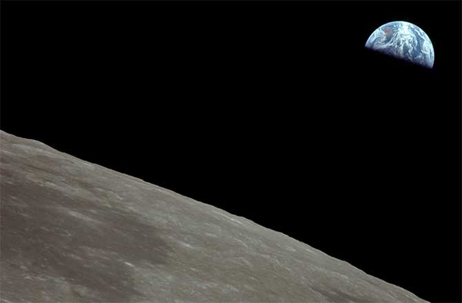 نمایی از کره زمین با صحنه ای از سطح ماه که از آپولو 11 گرفته شده است