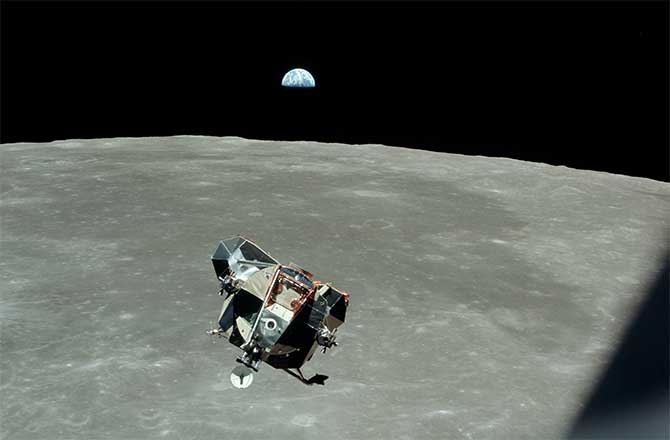  آپولو 11 به هنگام فرود بر روی کره ماه 