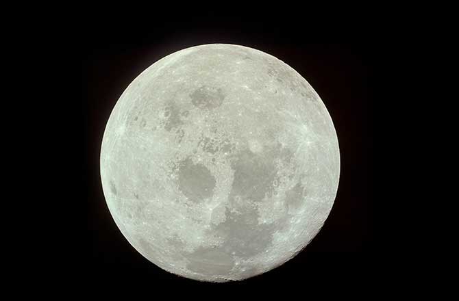 نمایی از سطح ماه 