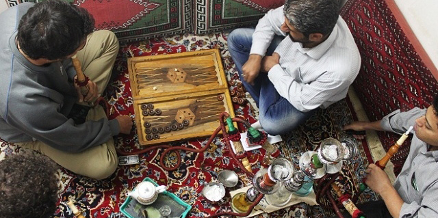 دود قليان در چشم استفاده كنندگان آن + عكس 7 قليان كشيدن جوانان ايراني