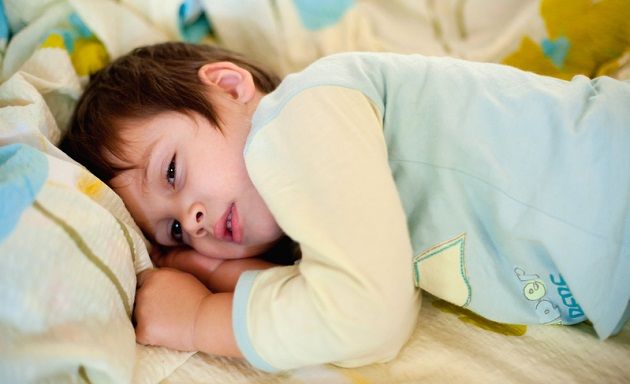 راه حل های برخورد با کودک بدخواب 3 کودک بدخواب