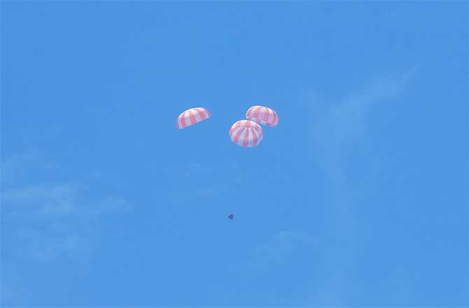 کپسول حامل فضانوردان به هنگام ورود به جو زمین 